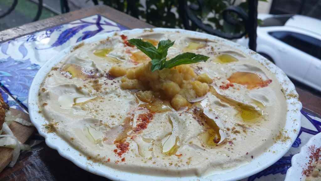 yesempatik-arada-cafe-mekan-tophane-lubnan-meze-humus