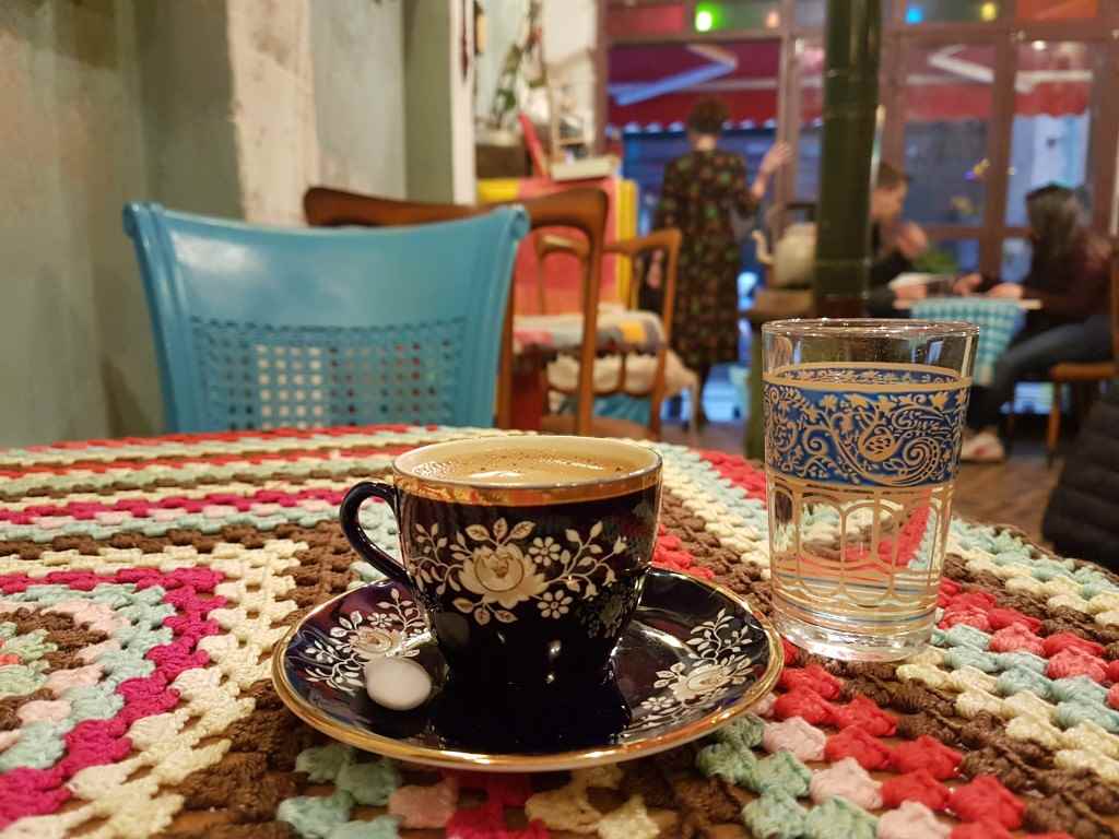 yesempatik-cafe-naftalin-fener-balat-mekan-kahve-vintage-fincan