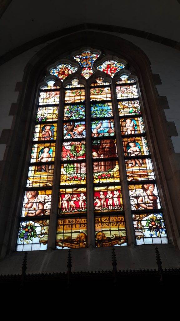 yesempatik-hollanda-haarlem-gezi-rehberi-heykel-grote-bavokerk-vitray