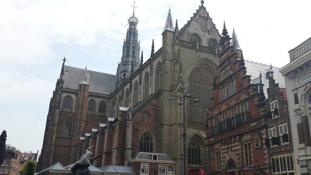 yesempatik-hollanda-haarlem-gezi-rehberi-heykel-grote-bavokerk-katedral